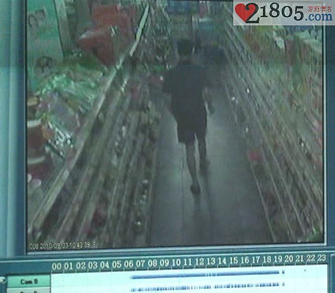 小偷惊慌的快步跑向超市出口